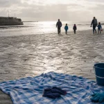 Plage proche de Caen : sable humide, familles vers la mer, marée basse