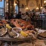 le carlotta restaurant caen : fruits de mer sur glace, sur un quai normand